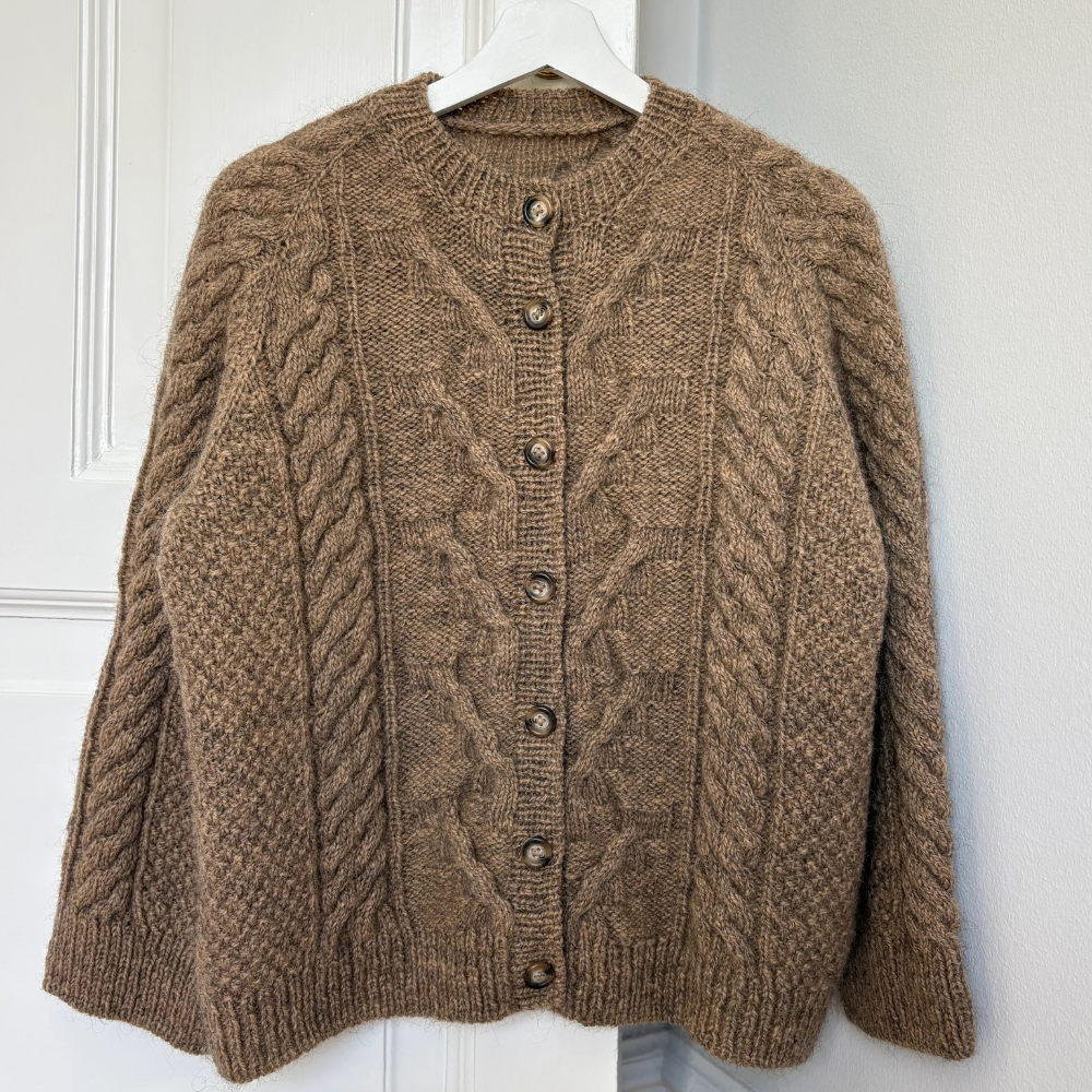 Garnkit - Cable Joy Cardigan af Lenes Knitwear (Misina + Silk Mohair)