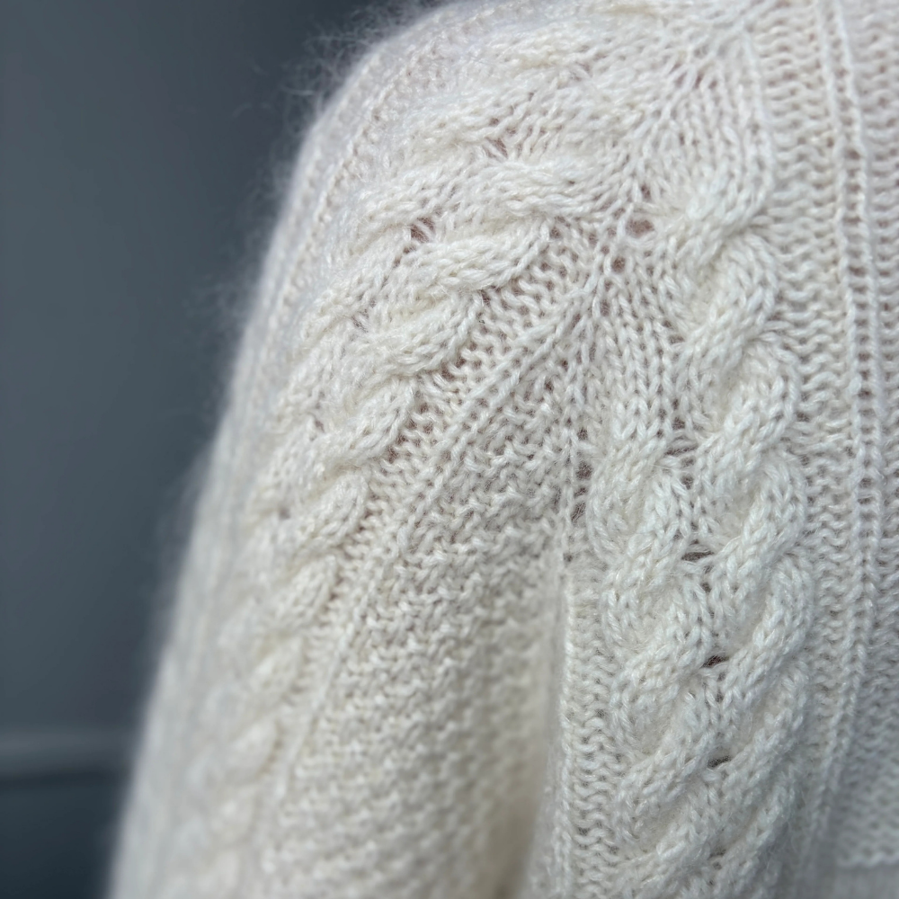 Garnkit - Cable Joy Sweater af Lenes Knitwear (Super Soft + Silk Mohair)