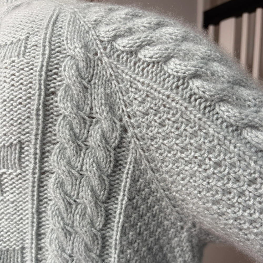 Garnkit - Cable Joy Sweater af Lenes Knitwear (Super Soft + Silk Mohair)