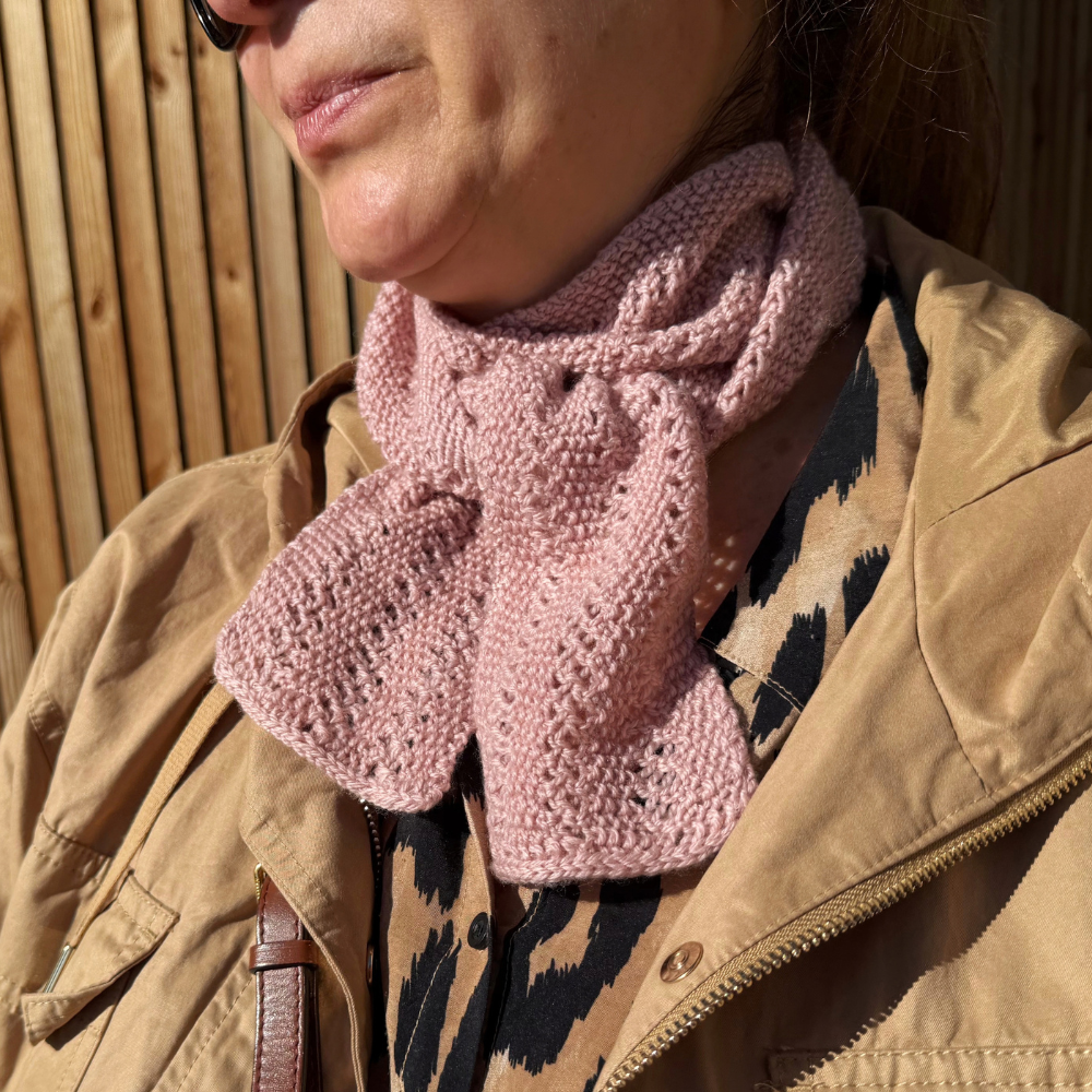 Strikkeopskrift - Emma Scarf/Shawl af Mette Sandgaard Kühl