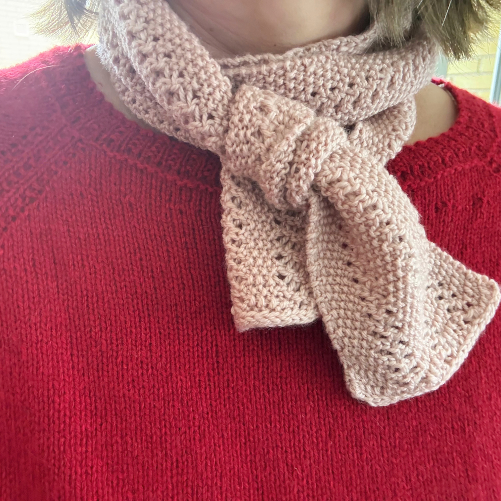 Strikkeopskrift - Emma Scarf/Shawl af Mette Sandgaard Kühl