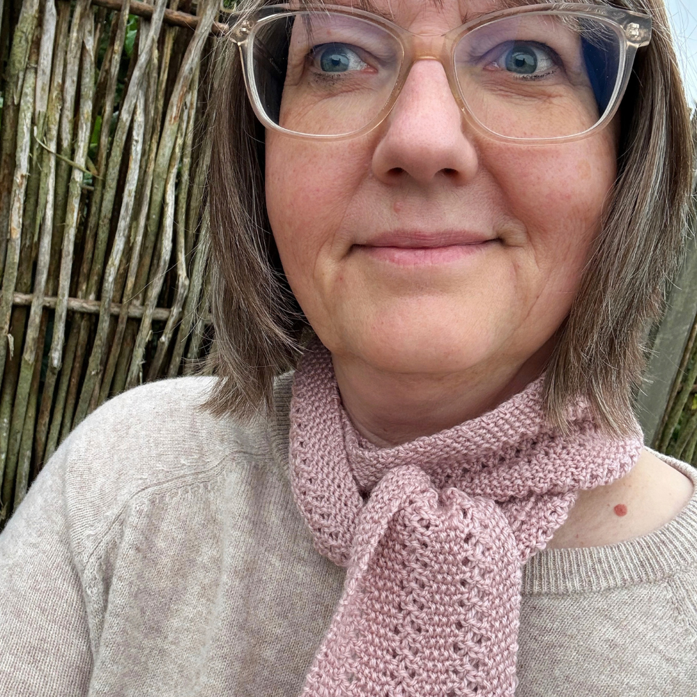 Strikkeopskrift - Emma Scarf/Shawl af Mette Sandgaard Kühl