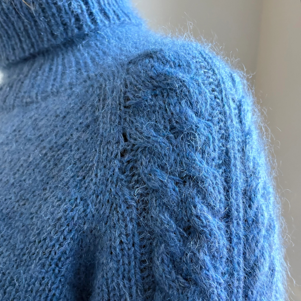 Garnkit - Simply Cable Sweater af Lenes Knitwear (Shetland Wool + Silk Mohair)