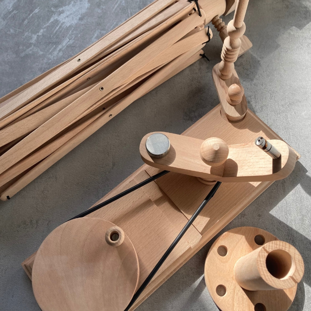 Yarn winder and cross wrench device in beech wood (Set)