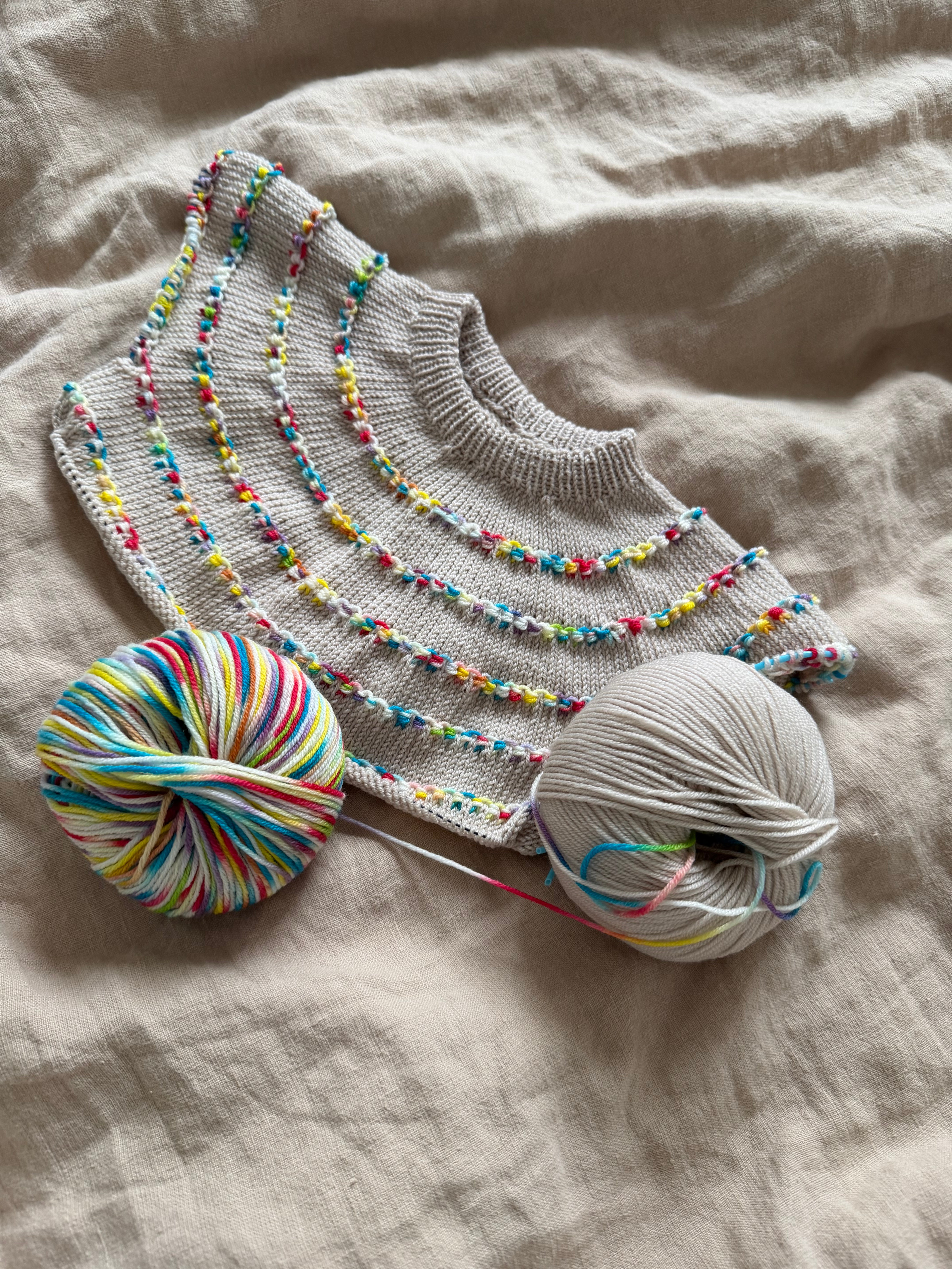 Garnkit - Festival Sweater Baby af PetiteKnit (Baby Soft + Baby Soft Print)