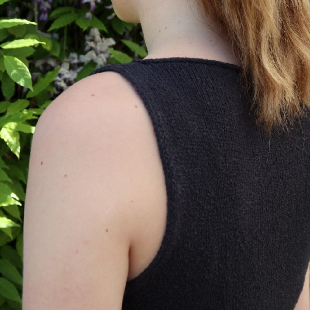 Strikkekit - Black Night Top af Knitamore (True Silk)