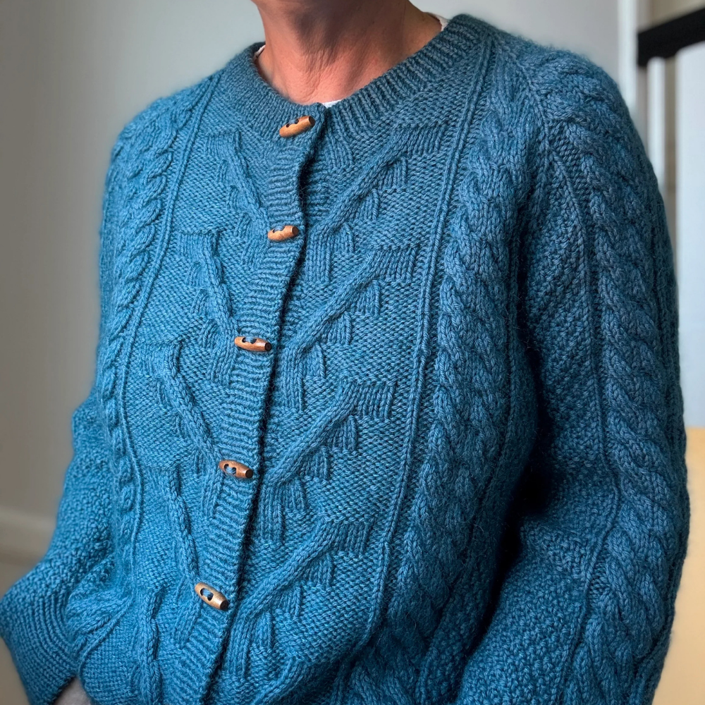Garnkit - Cable Joy Cardigan af Lenes Knitwear (Misina + Silk Mohair)