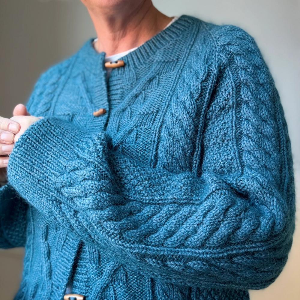 Garnkit - Cable Joy Cardigan af Lenes Knitwear (Misina + Silk Mohair)
