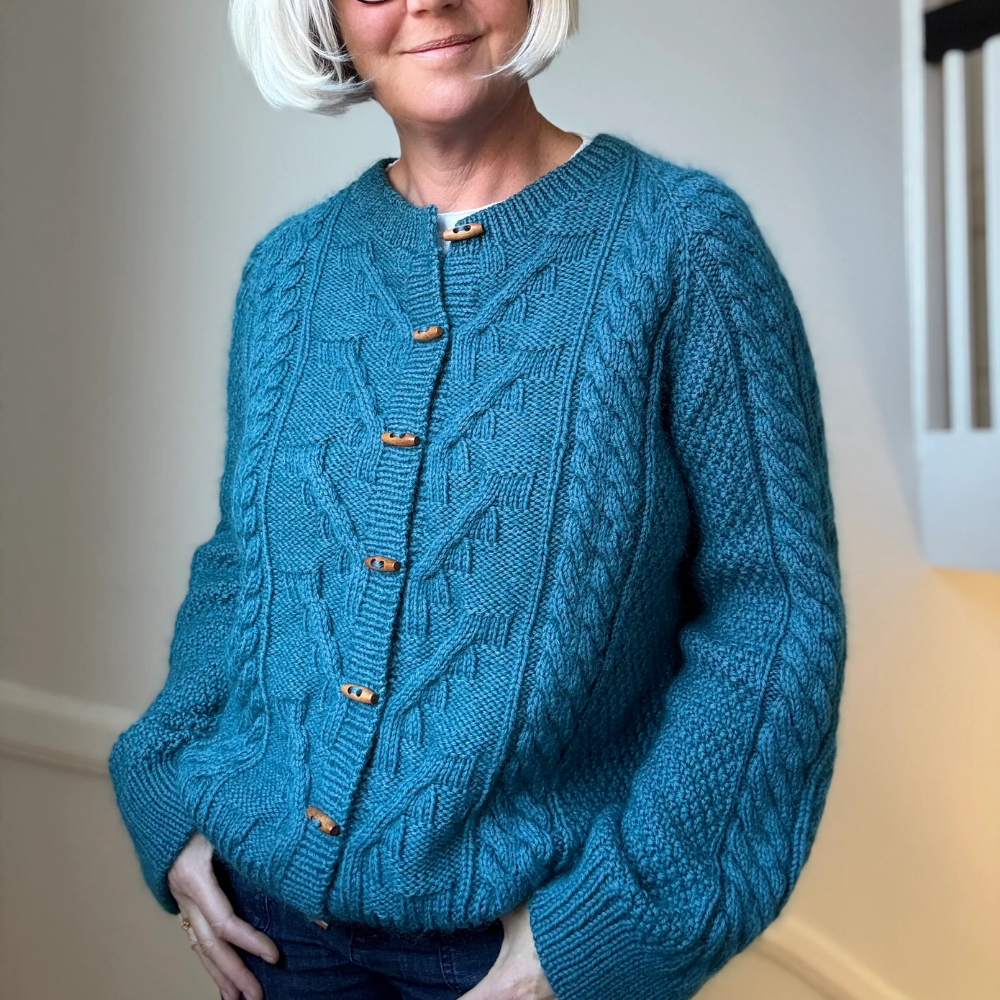 Garnkit - Cable Joy Cardigan af Lenes Knitwear (Misina + Silk Mohair)