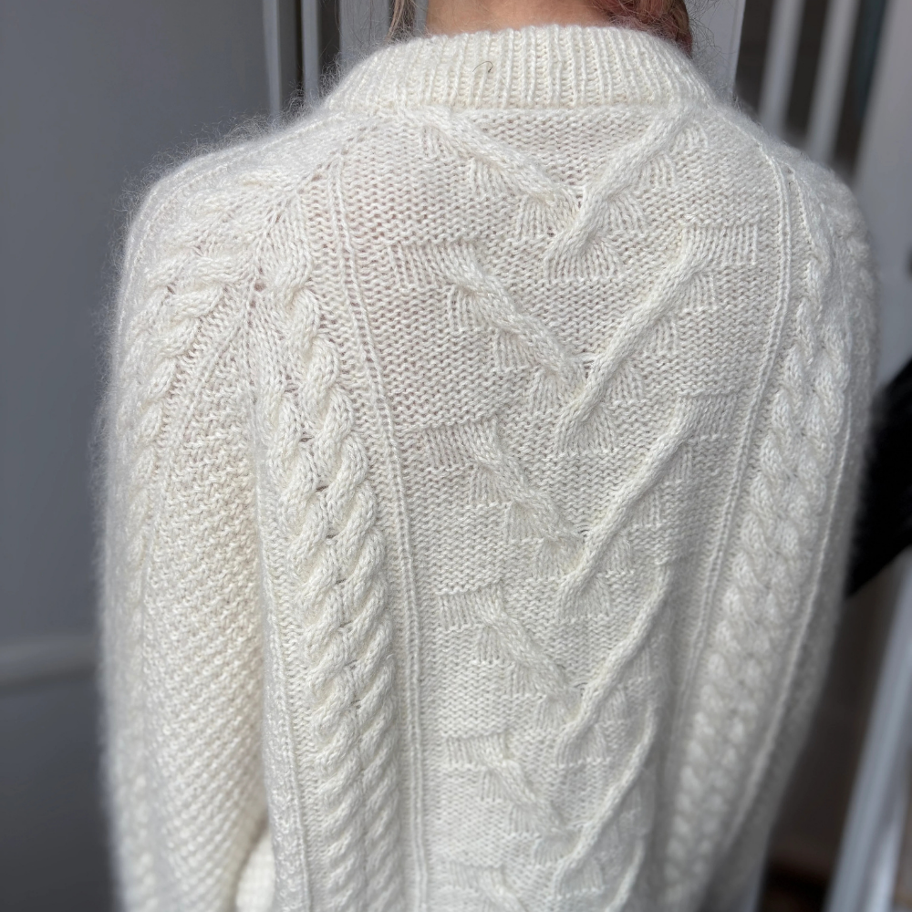 Garnkit - Cable Joy Sweater af Lenes Knitwear (Super Soft + Silk Mohair)