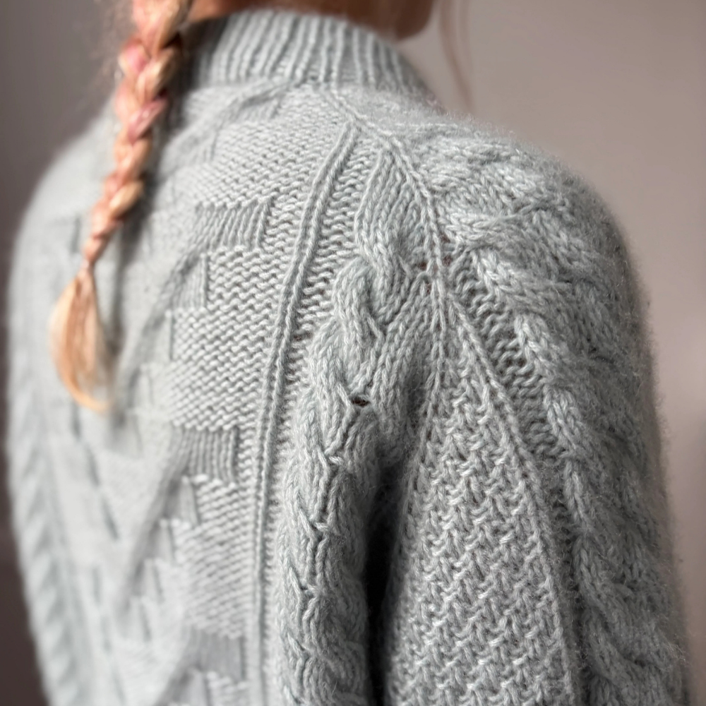 Garnkit - Cable Joy Sweater af Lenes Knitwear (Super Soft + Silk Mohair)