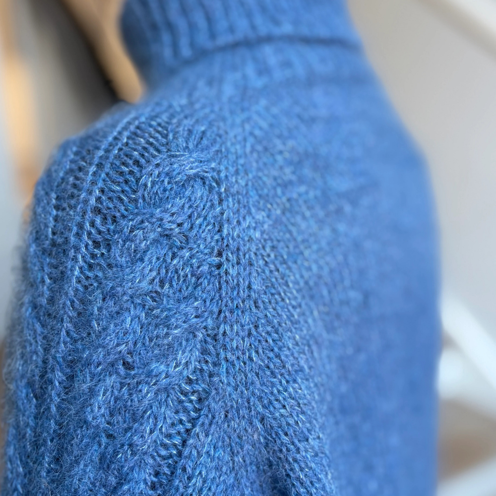Garnkit - Simply Cable Sweater af Lenes Knitwear (Shetland Wool + Silk Mohair)